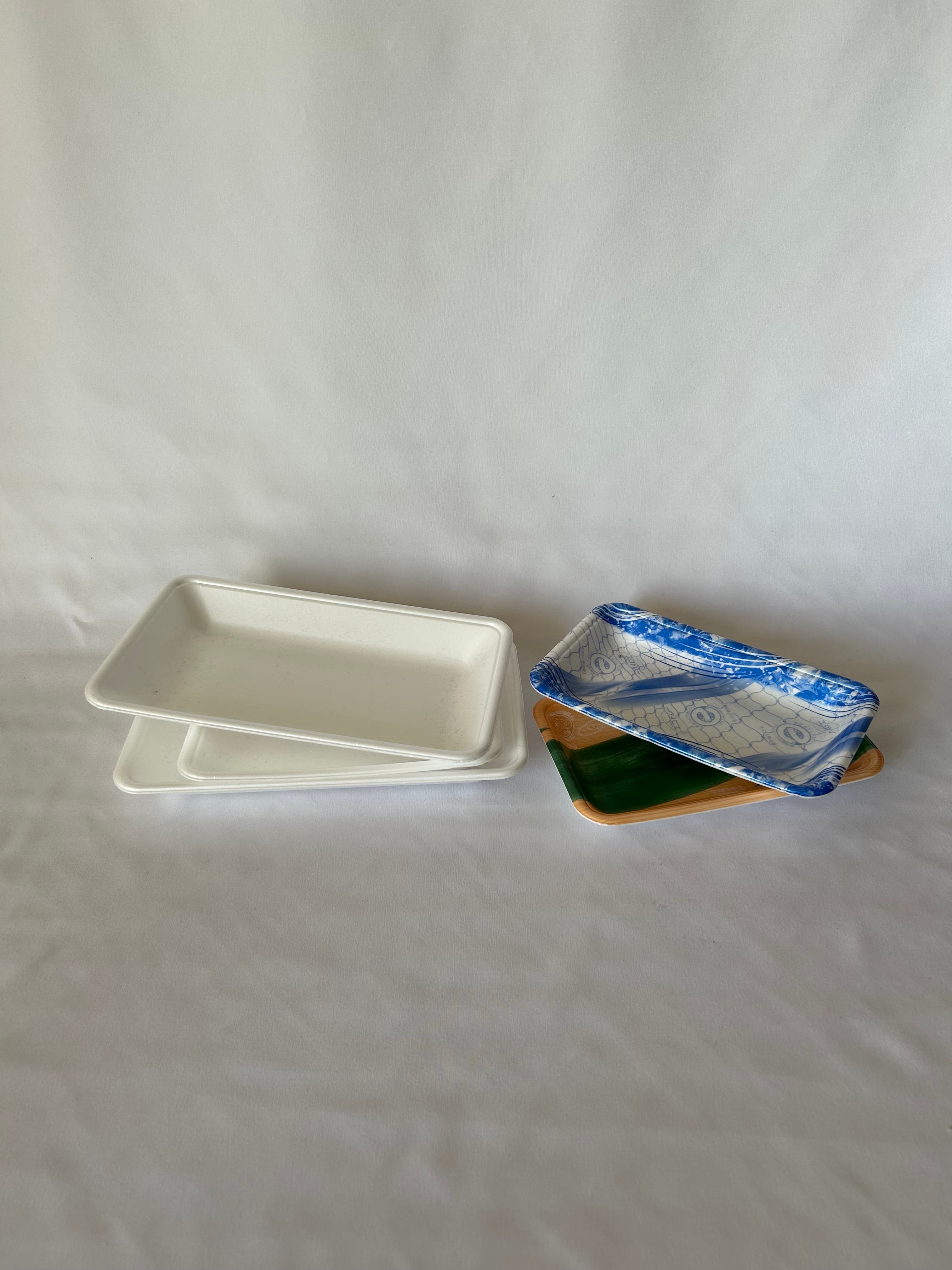 洗って乾かした食品トレーの写真